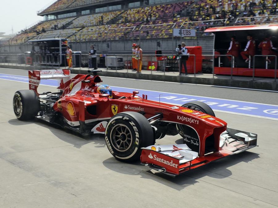  Ferrari F138 2013 года  (фото 8 из 16)